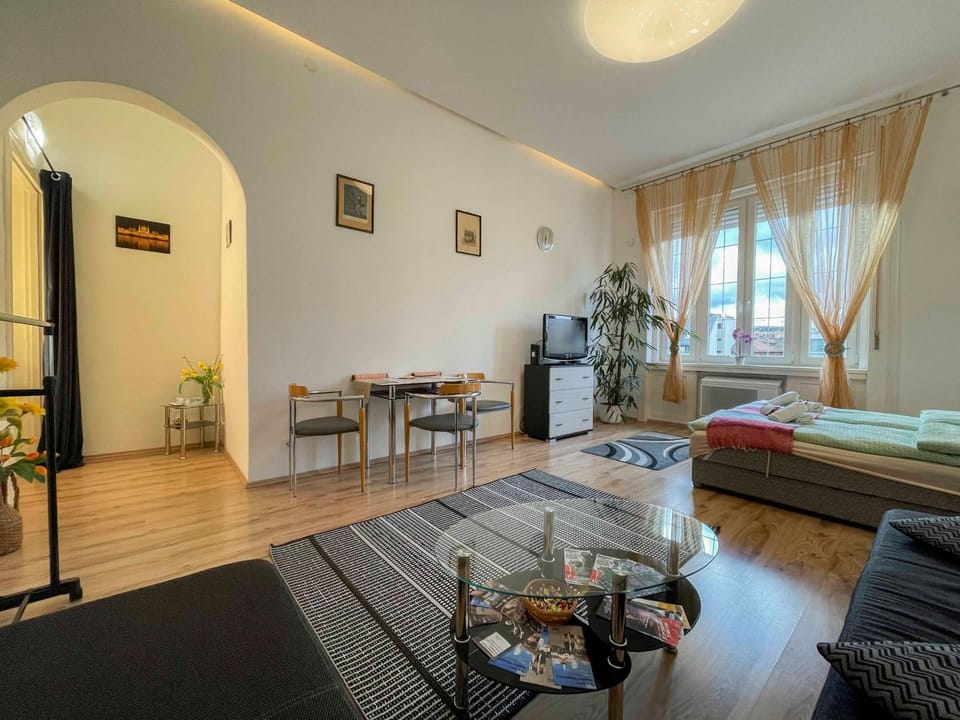 GUARDED GARAGE!!! Downtown apartment near the NEW YORK coffee house Apartment in Budapest