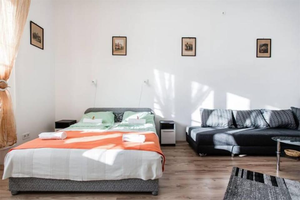 GUARDED GARAGE!!! Downtown apartment near the NEW YORK coffee house Apartment in Budapest