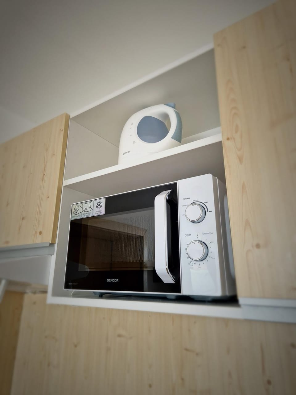 Kitchen or kitchenette, minibar