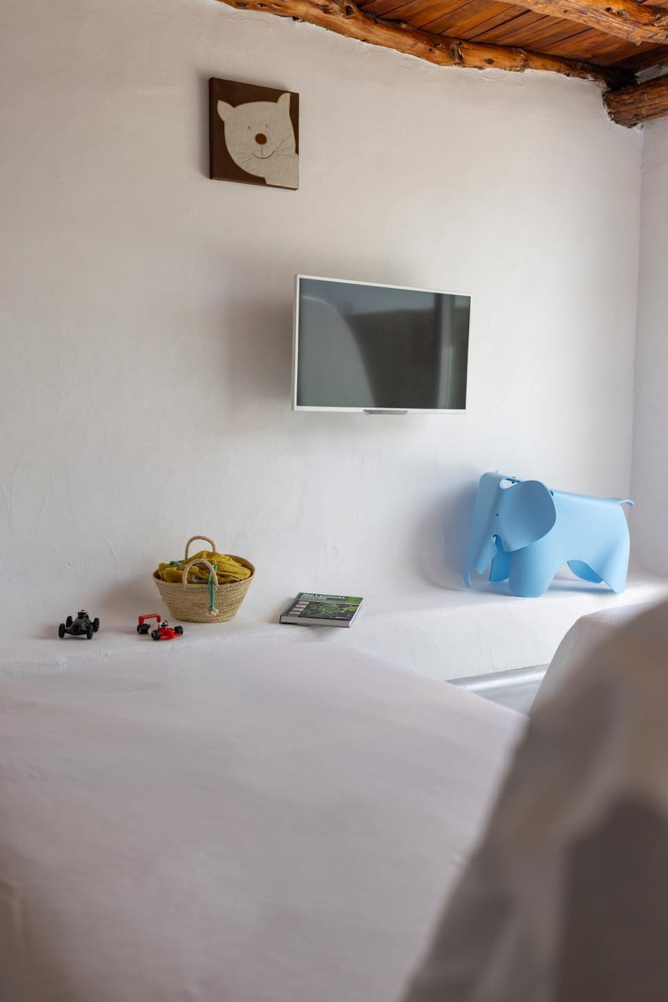 Bed, TV and multimedia, Bedroom