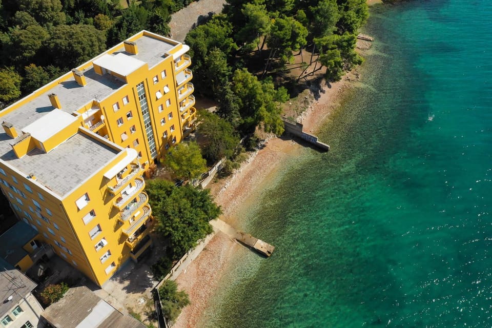 Property building, Nearby landmark, Day, Natural landscape, Bird's eye view, City view, Lake view