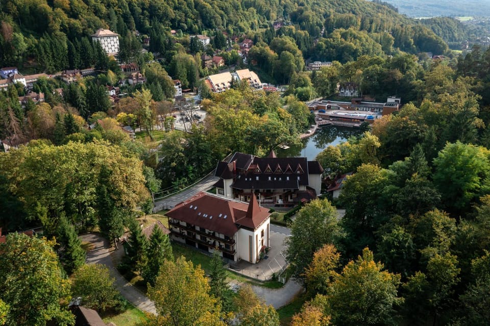 Property building, Nearby landmark, Natural landscape, Bird's eye view, City view, Lake view, Mountain view