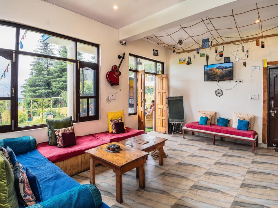 Restaurant/places to eat, Communal lounge/ TV room, Facade/entrance, TV and multimedia, View (from property/room), Living room, Decorative detail, Seating area, Entertainment