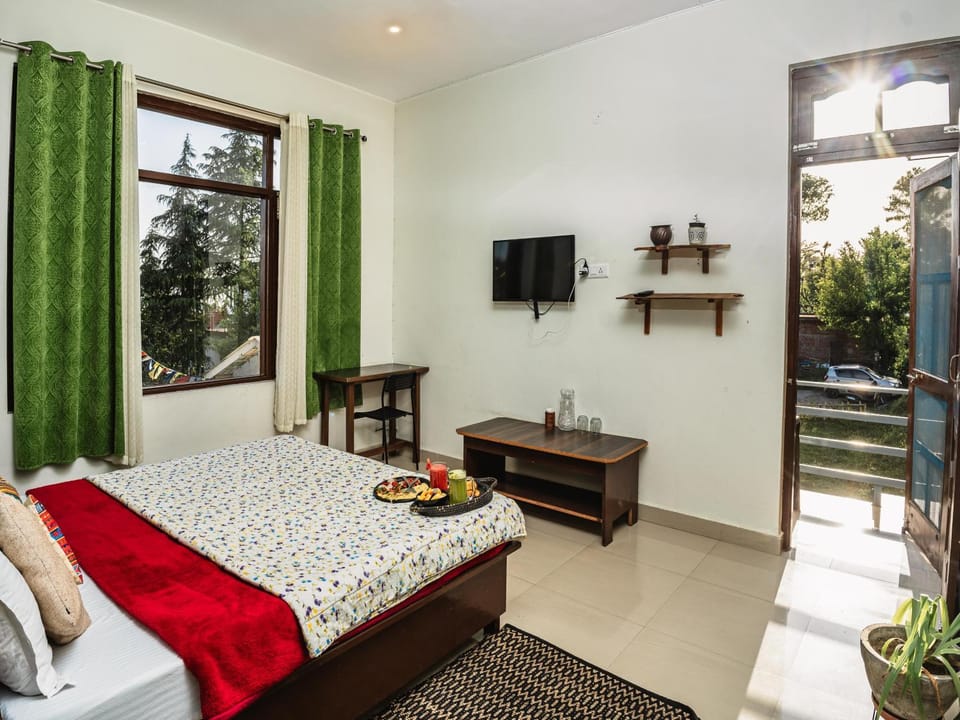 Bed, TV and multimedia, View (from property/room), Bedroom
