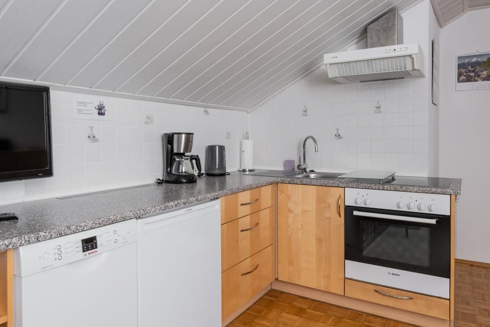 TV and multimedia, Coffee/tea facilities, Kitchen or kitchenette, dishwasher, pet friendly, stove, toaster