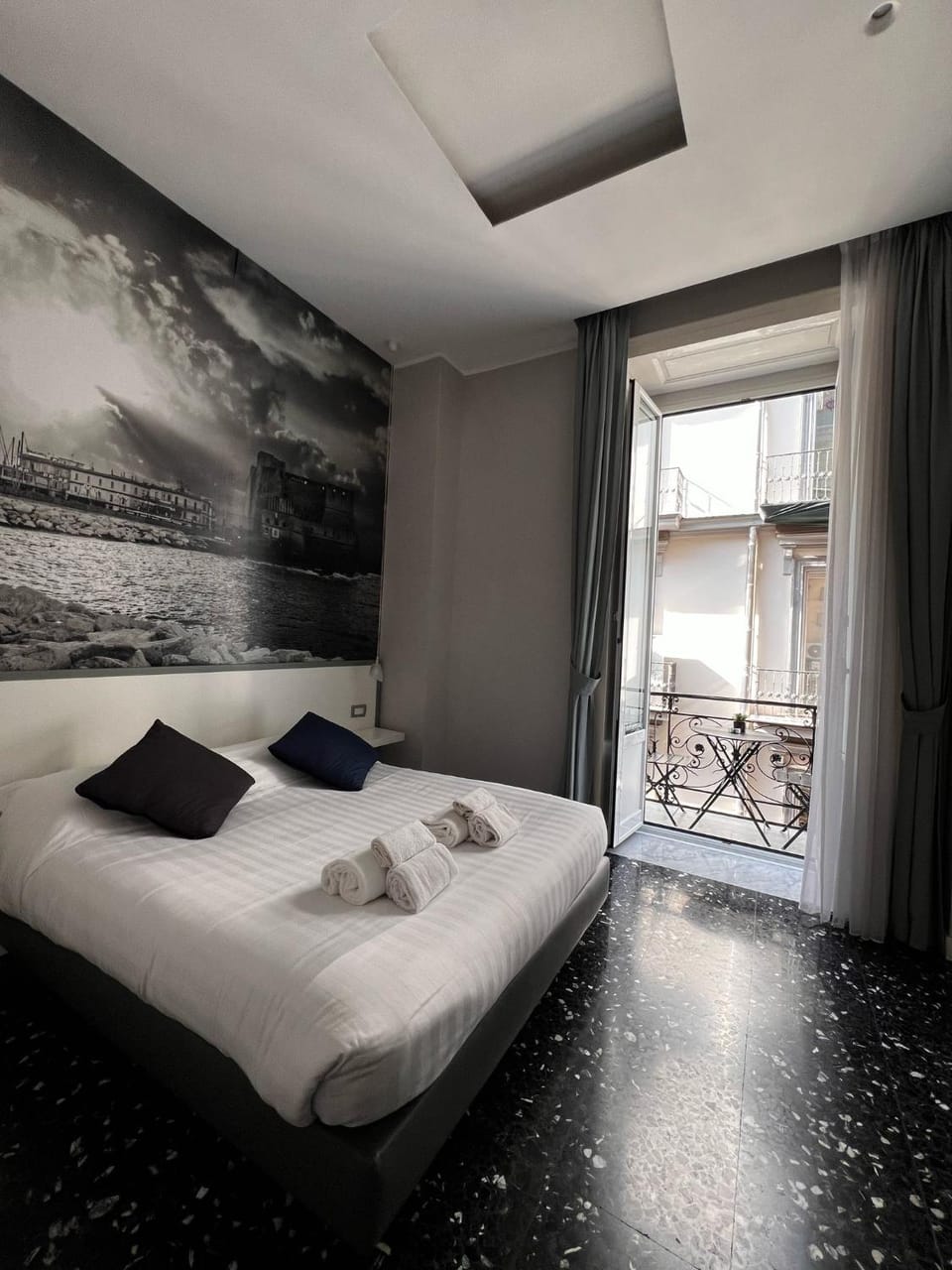 Bed, View (from property/room), Balcony/Terrace, Photo of the whole room, Bedroom, City view, towels