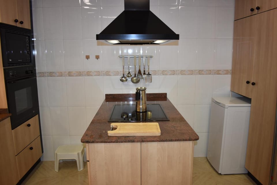 Kitchen or kitchenette, oven, washing machine, Internal: Not applicable to any particular room