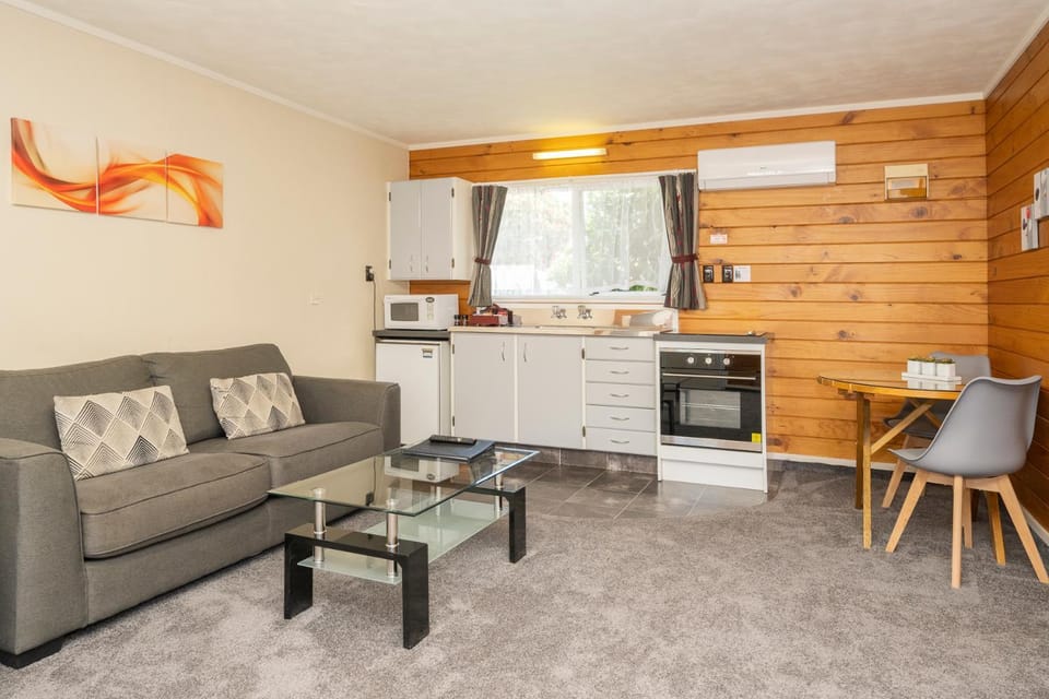 Coffee/tea facilities, Kitchen or kitchenette, Living room, Seating area, Dining area, minibar, pet friendly, stove