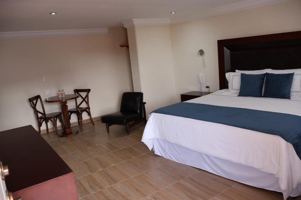 Bed, Living room, Photo of the whole room, Seating area