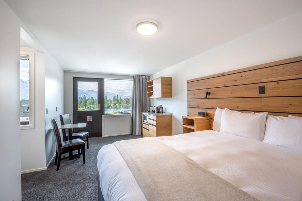 Bed, Kitchen or kitchenette, Photo of the whole room, Lake view