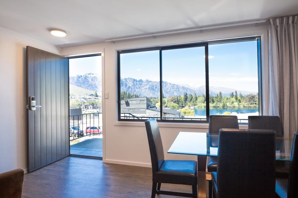 Living room, Dining area, Lake view, Mountain view