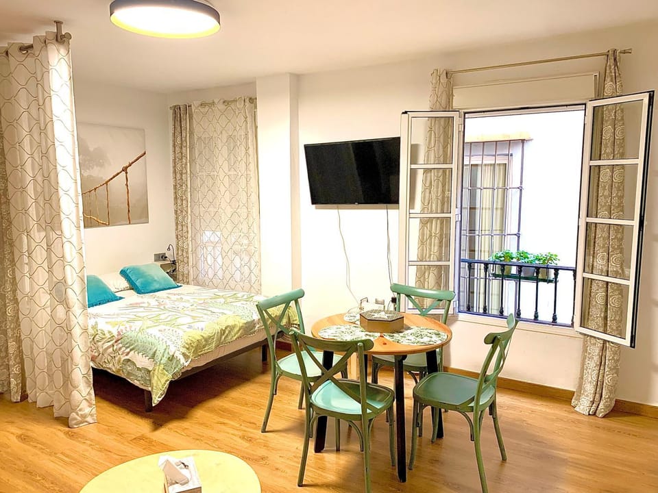 Bed, Photo of the whole room, Dining area