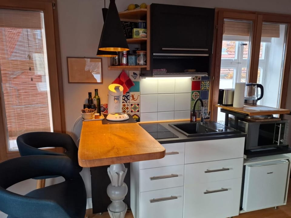 Coffee/tea facilities, Kitchen or kitchenette, Dining area