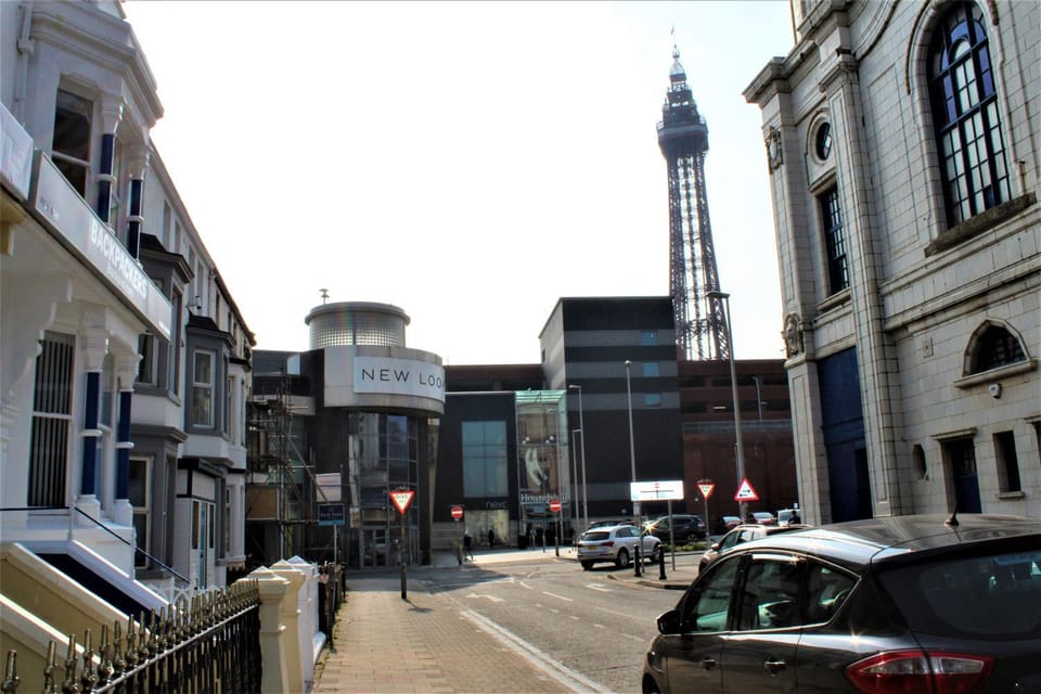 Nearby landmark, Neighbourhood, City view, Street view, Location, Parking