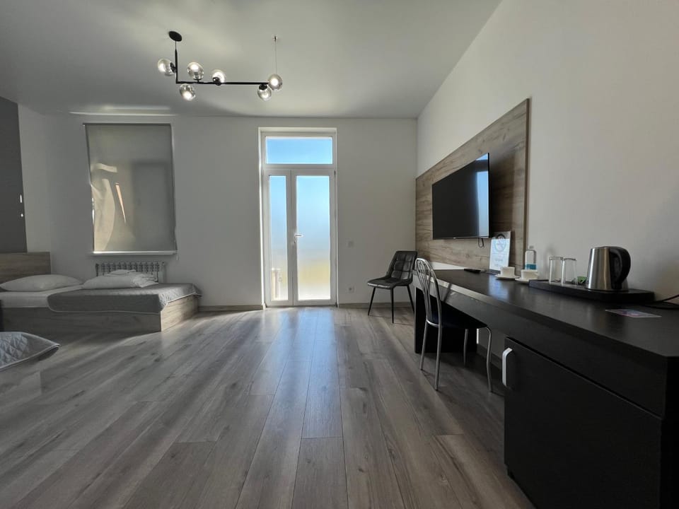 Bed, TV and multimedia, Photo of the whole room, Bedroom