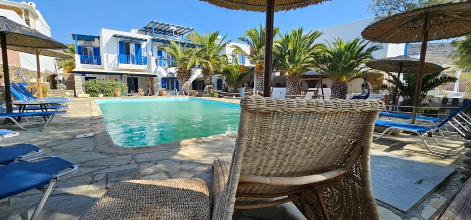 Swimming pool, sunbed