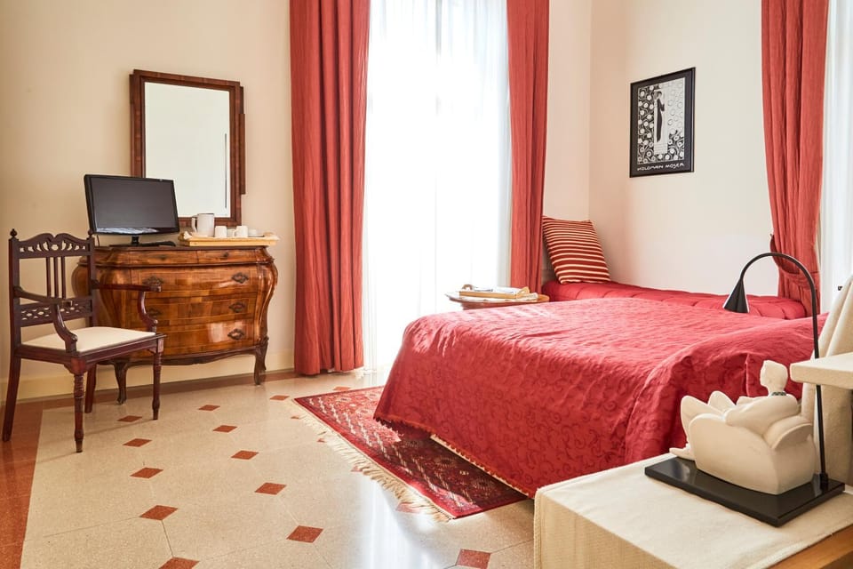 Suite Klimt P.zza Amedeo Bed and Breakfast in Naples