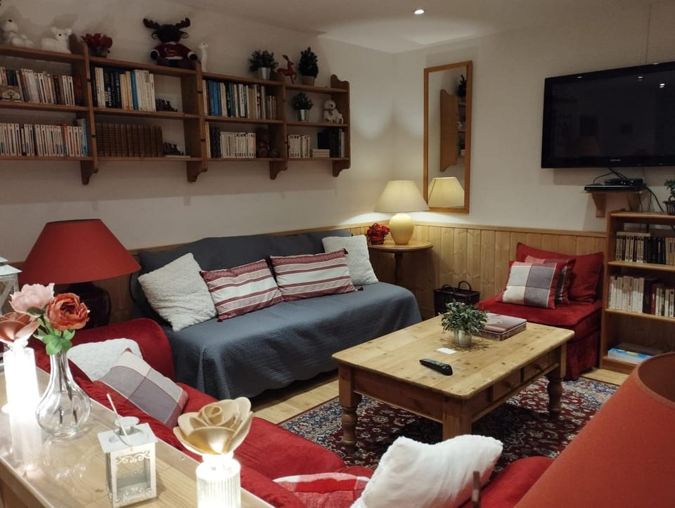 Communal lounge/ TV room, Library, Living room, Seating area