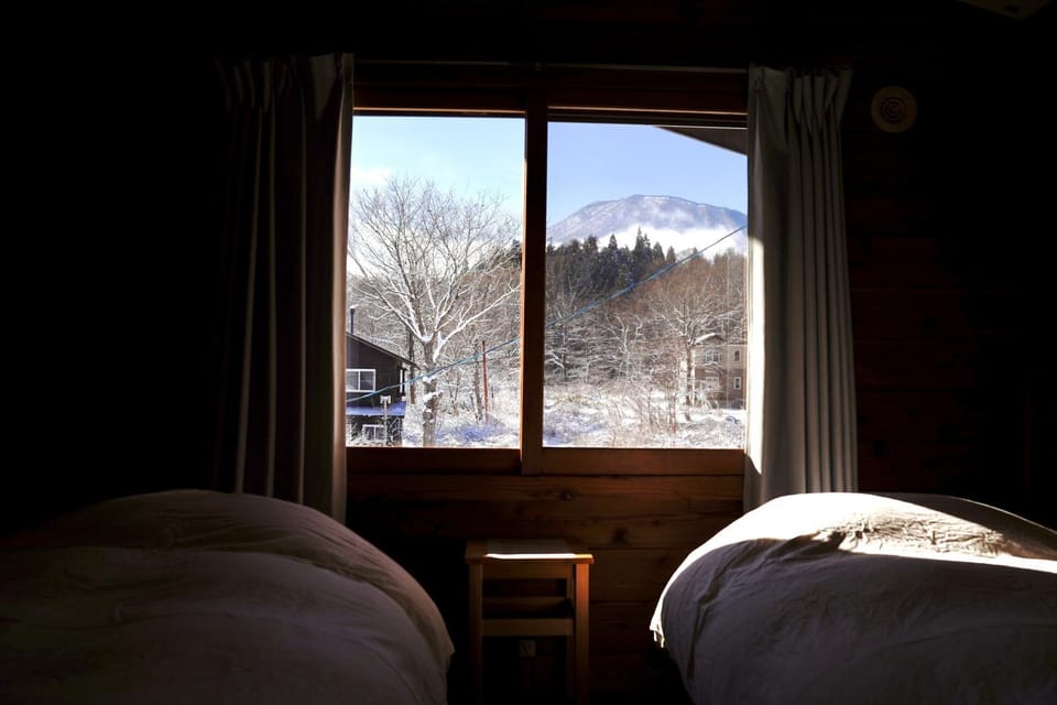 Photo of the whole room, Bedroom, Mountain view