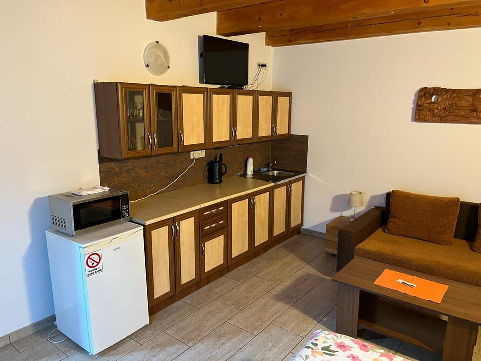 Communal lounge/ TV room, Kitchen or kitchenette, Living room, Seating area, Evening entertainment