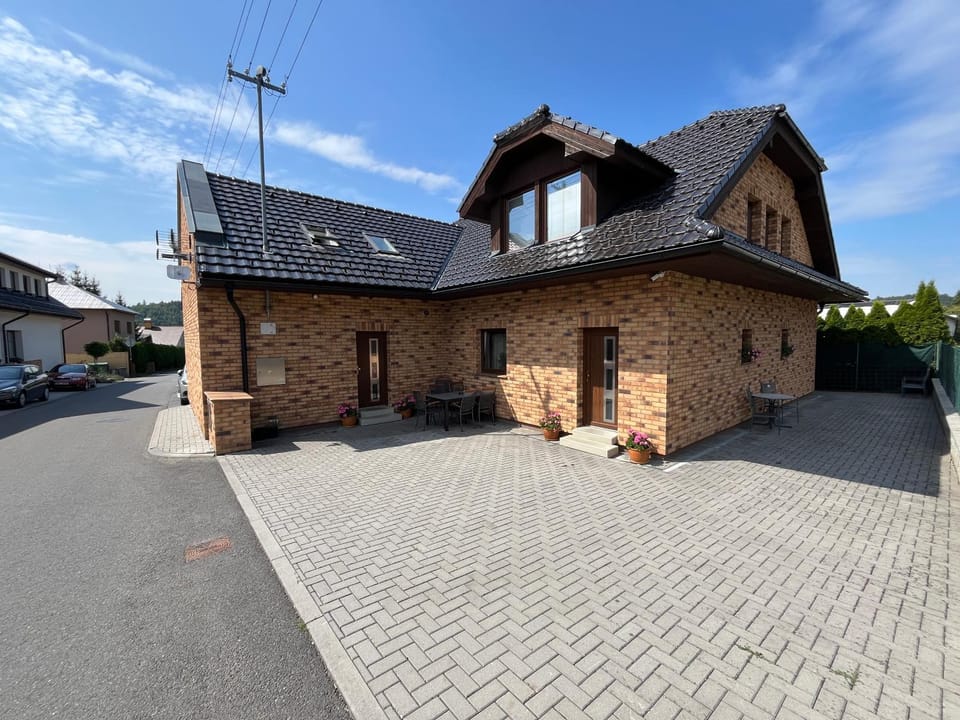 Property building, Neighbourhood, Street view, Location, Parking