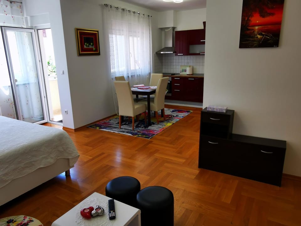 Kitchen or kitchenette, Dining area, oven, stove