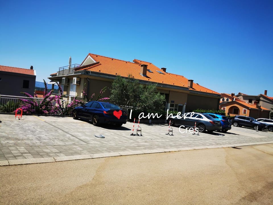 Property building, Day, Neighbourhood, Street view, Parking