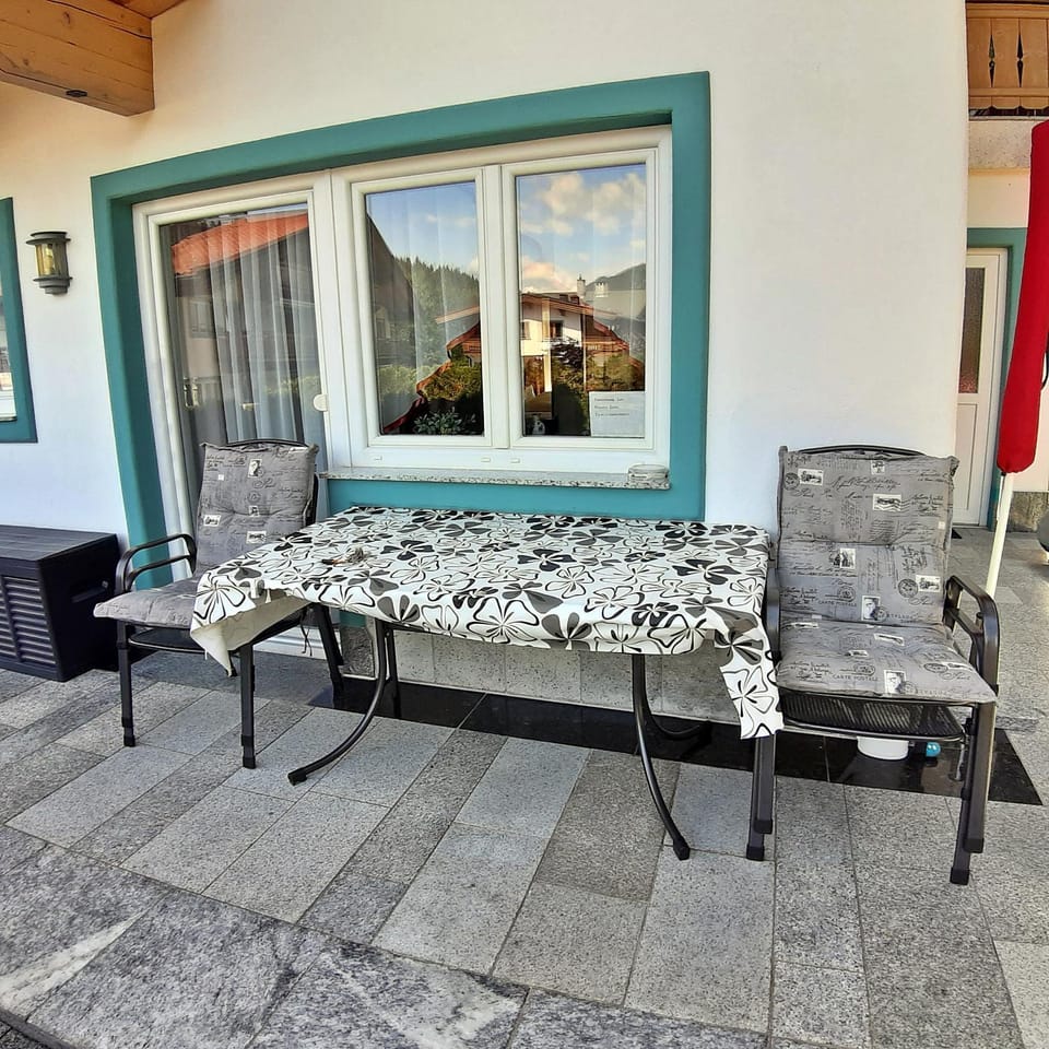 Day, Balcony/Terrace, Seating area, Dining area