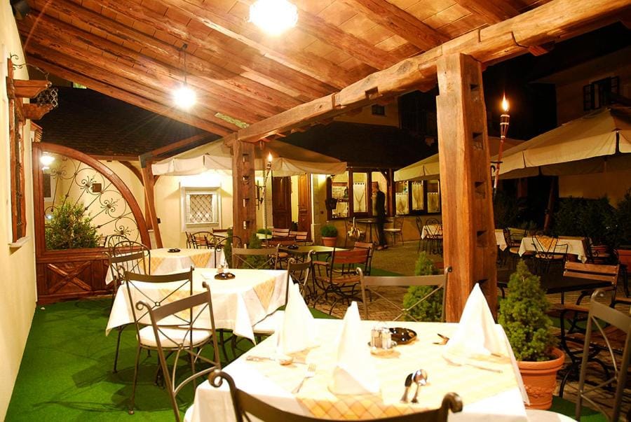 Restaurant/places to eat, Balcony/Terrace