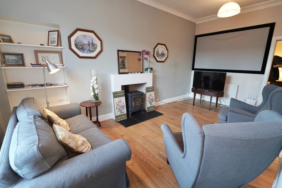Communal lounge/ TV room, TV and multimedia, Living room, Seating area, flat iron