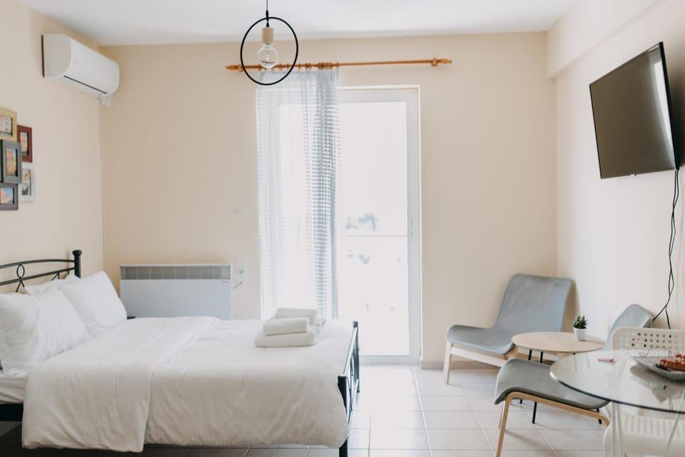 Bed, TV and multimedia, Bedroom