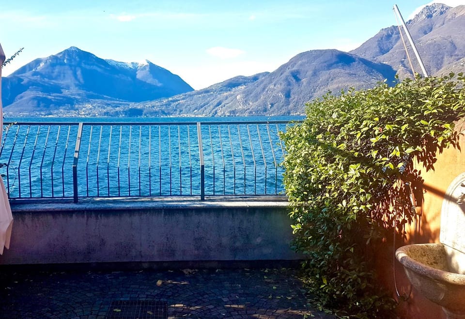 Balcony/Terrace, Lake view, Mountain view