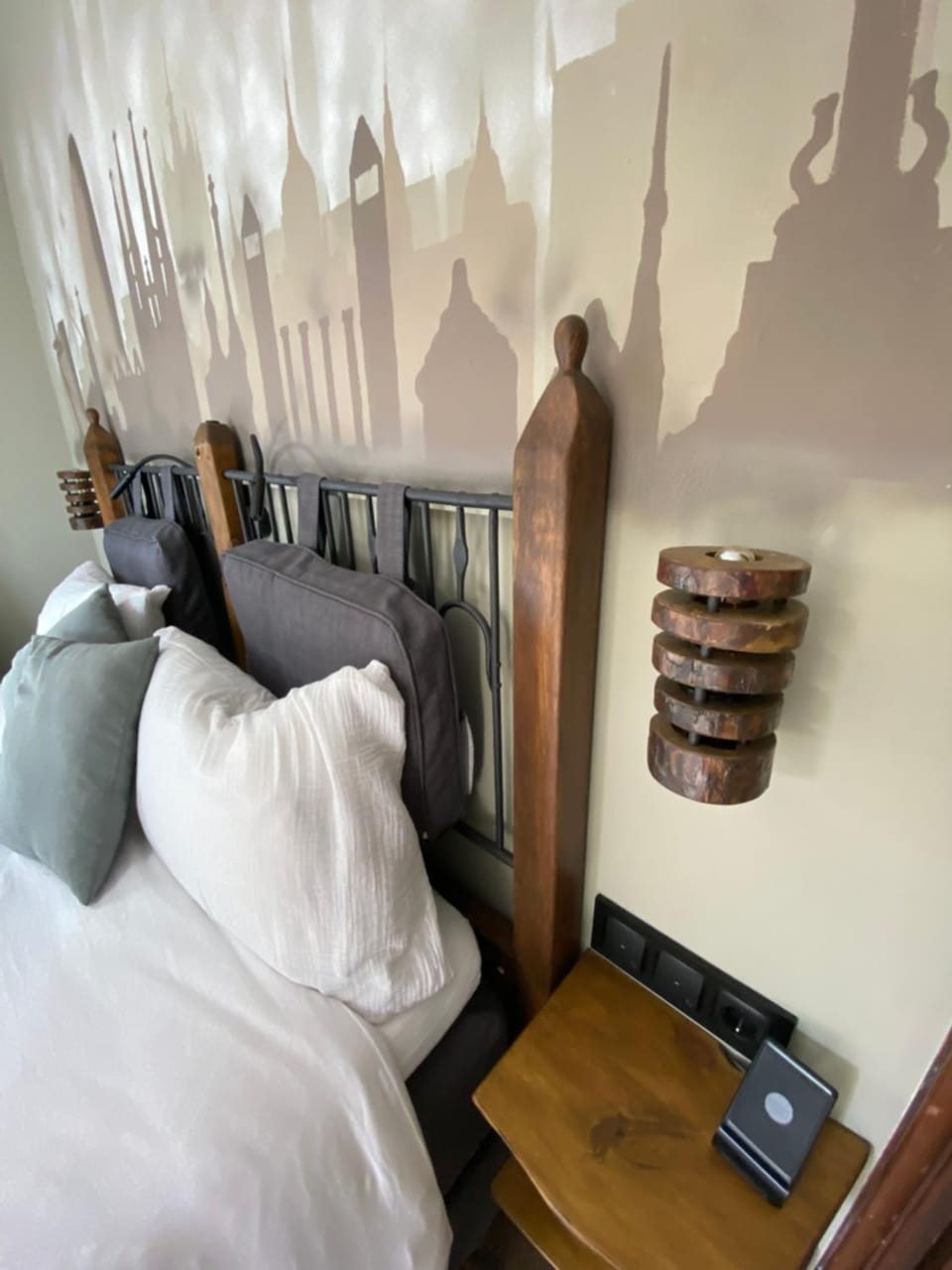 Bed, Photo of the whole room, Decorative detail, Bedroom