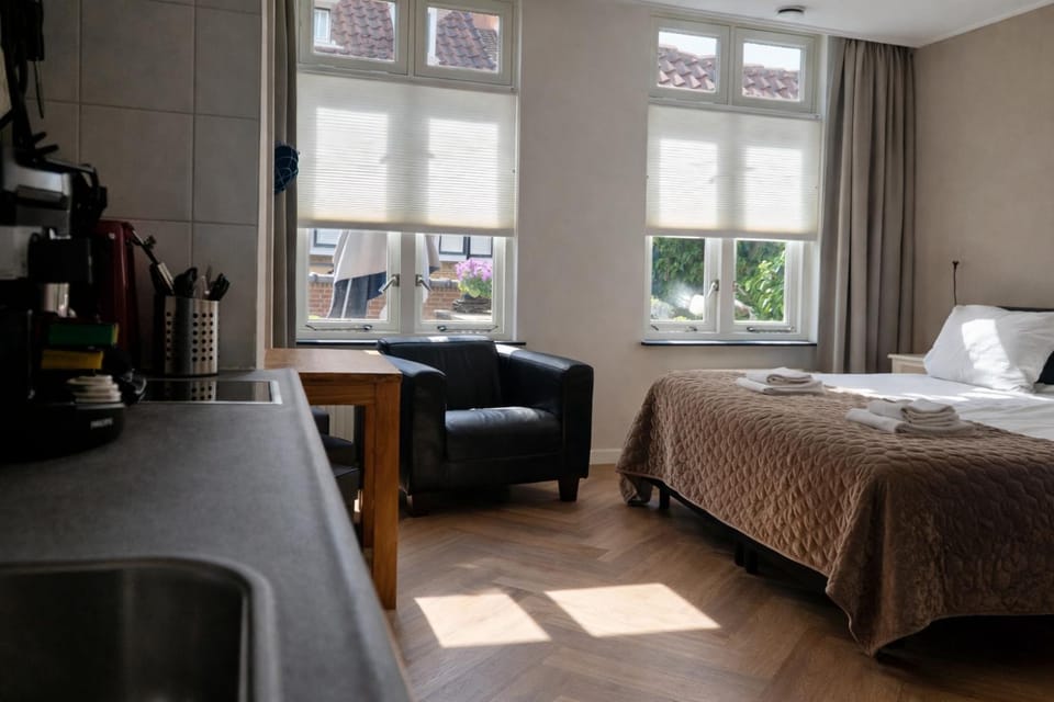 Bed, Living room, Photo of the whole room, Seating area, Bedroom, towels