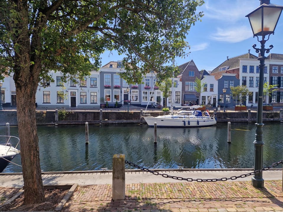 Property building, Nearby landmark, Day, Neighbourhood, City view, Lake view, Street view, Location