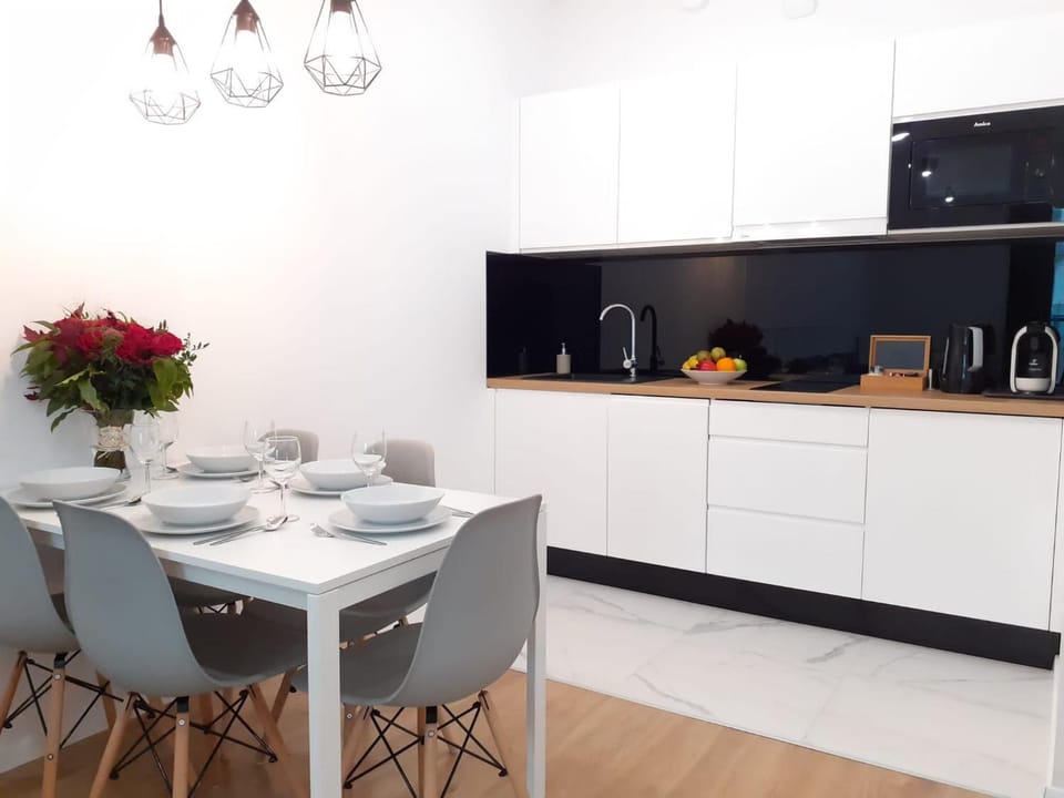 Kitchen or kitchenette, Dining area