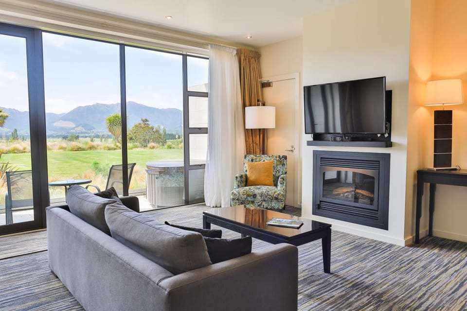 TV and multimedia, Seating area, Mountain view