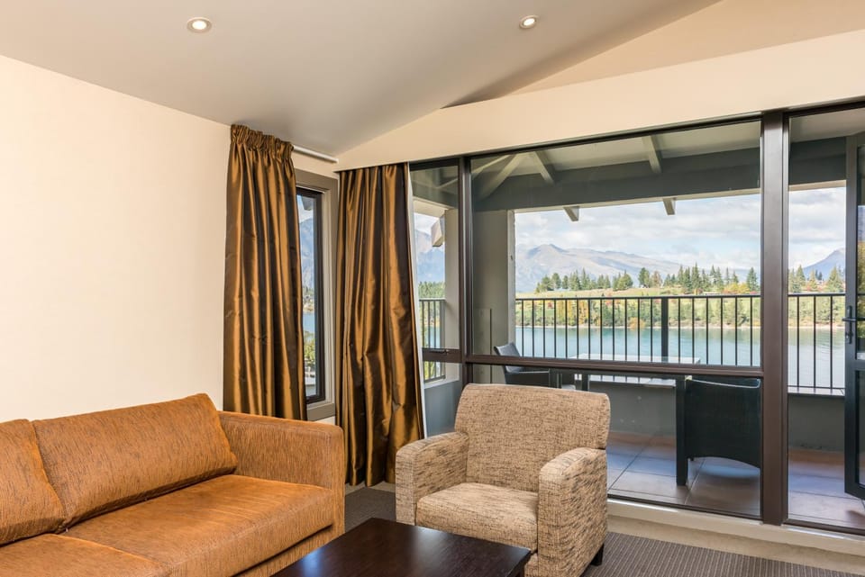 View (from property/room), Living room, Seating area, Lake view, Mountain view