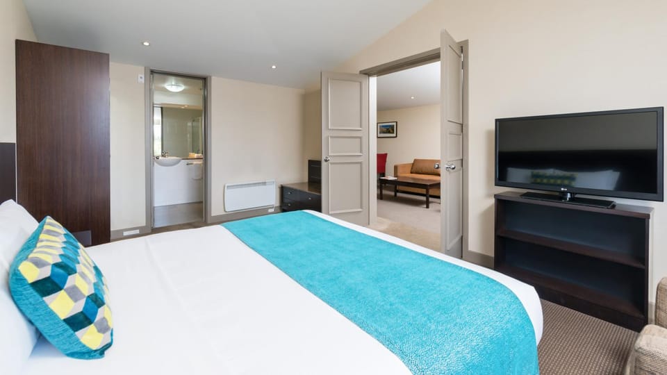 Bed, TV and multimedia, Bedroom