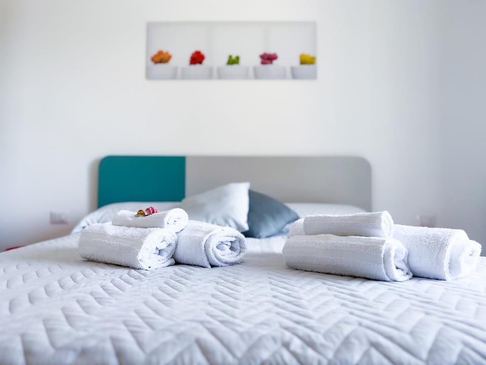 Bed, Photo of the whole room, Bedroom, towels