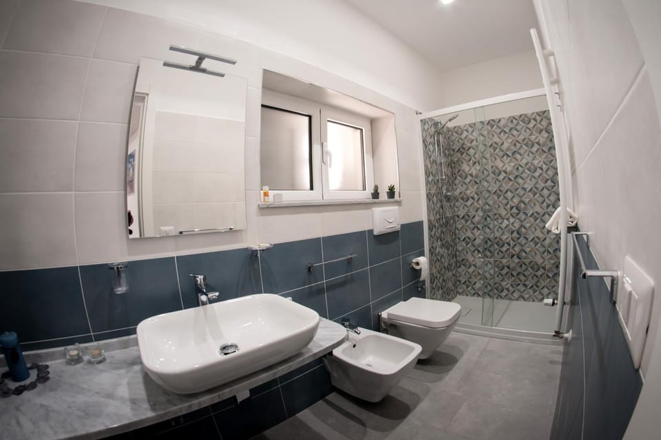 Shower, Toilet, Bathroom, bidet, towels