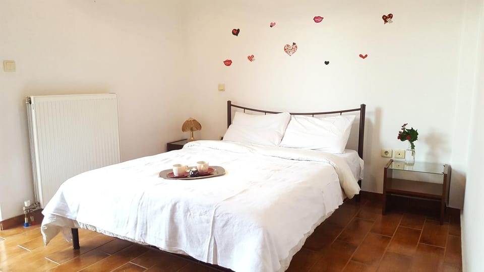 Bed, Day, Decorative detail, Bedroom, On site