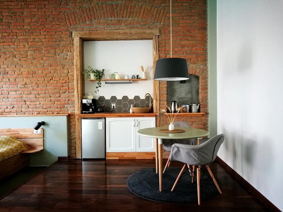 Coffee/tea facilities, Kitchen or kitchenette, Photo of the whole room, Decorative detail, Seating area, Dining area