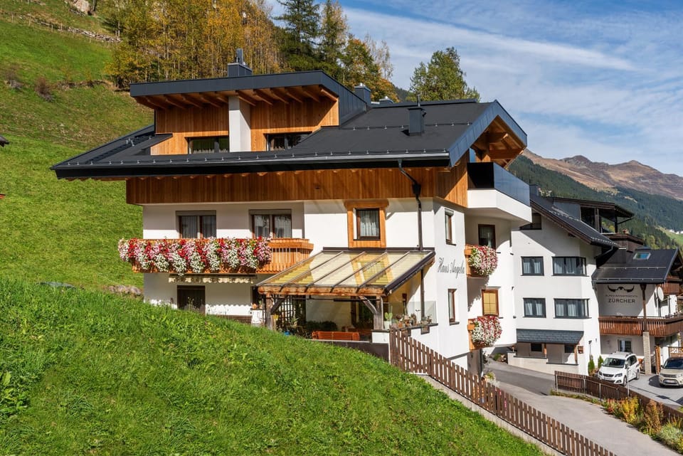 Haus Angela Bed and Breakfast in Canton of Grisons