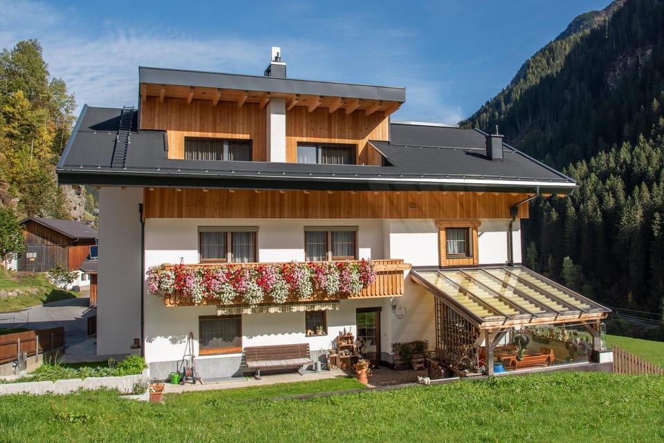 Haus Angela Bed and Breakfast in Canton of Grisons
