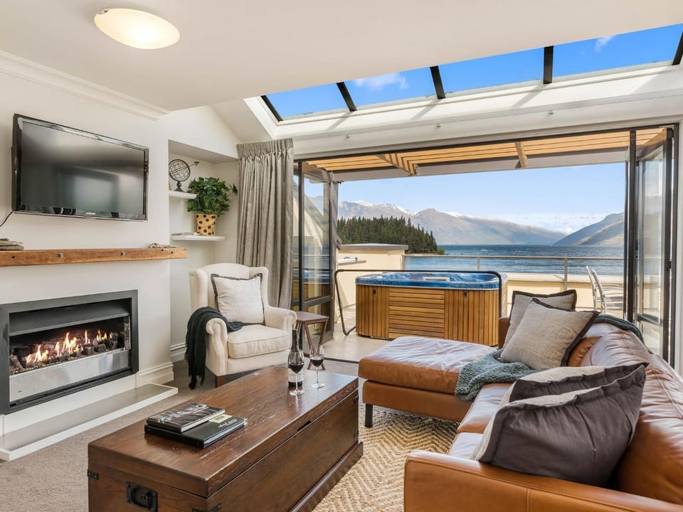 Hot Tub, TV and multimedia, Living room, Lake view, Mountain view, flat iron