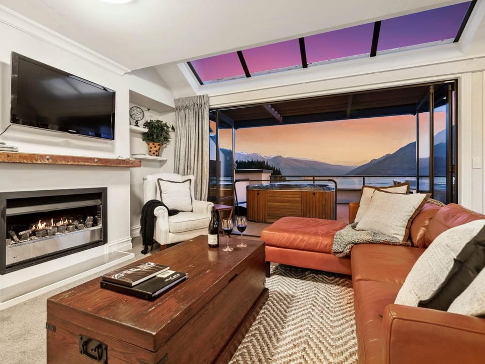 Hot Tub, TV and multimedia, Living room, Seating area, Lake view, Mountain view