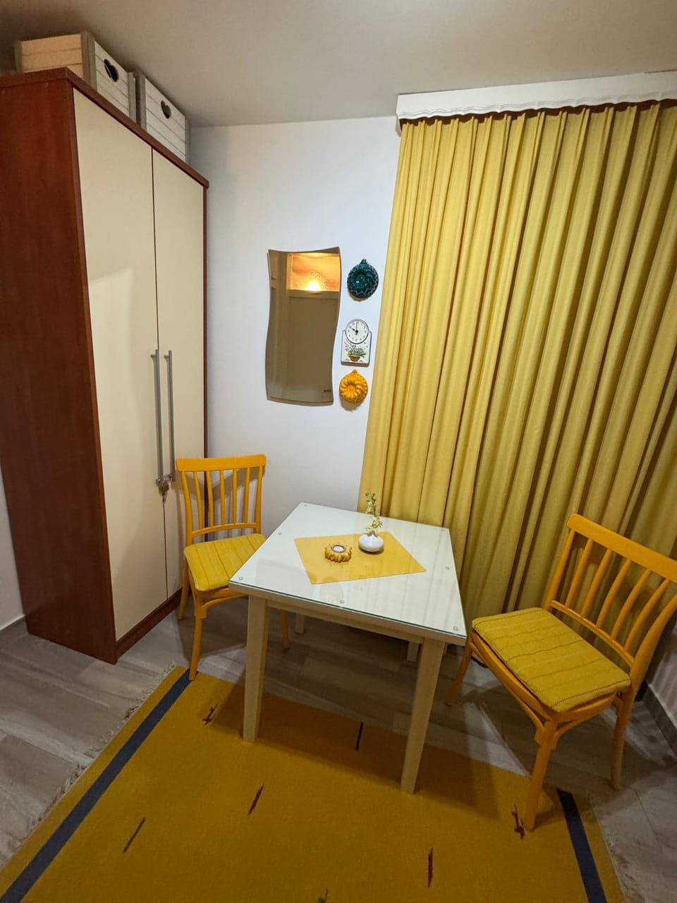 Seating area, Dining area, wardrobe