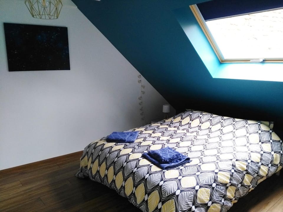 Bed, Photo of the whole room, Bedroom, towels
