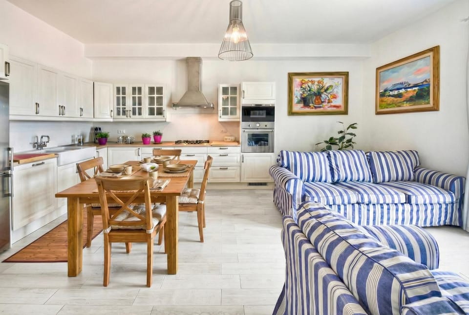 Kitchen or kitchenette, kitchen, kitchen